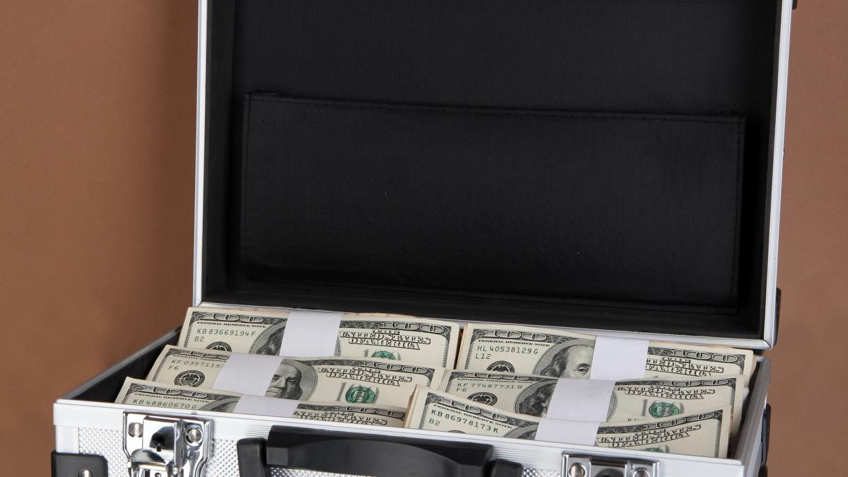 fost-selectioner-al-nationalei-de-fotbal--condamnat-la-20-de-ani-pentru-coruptie_57300200