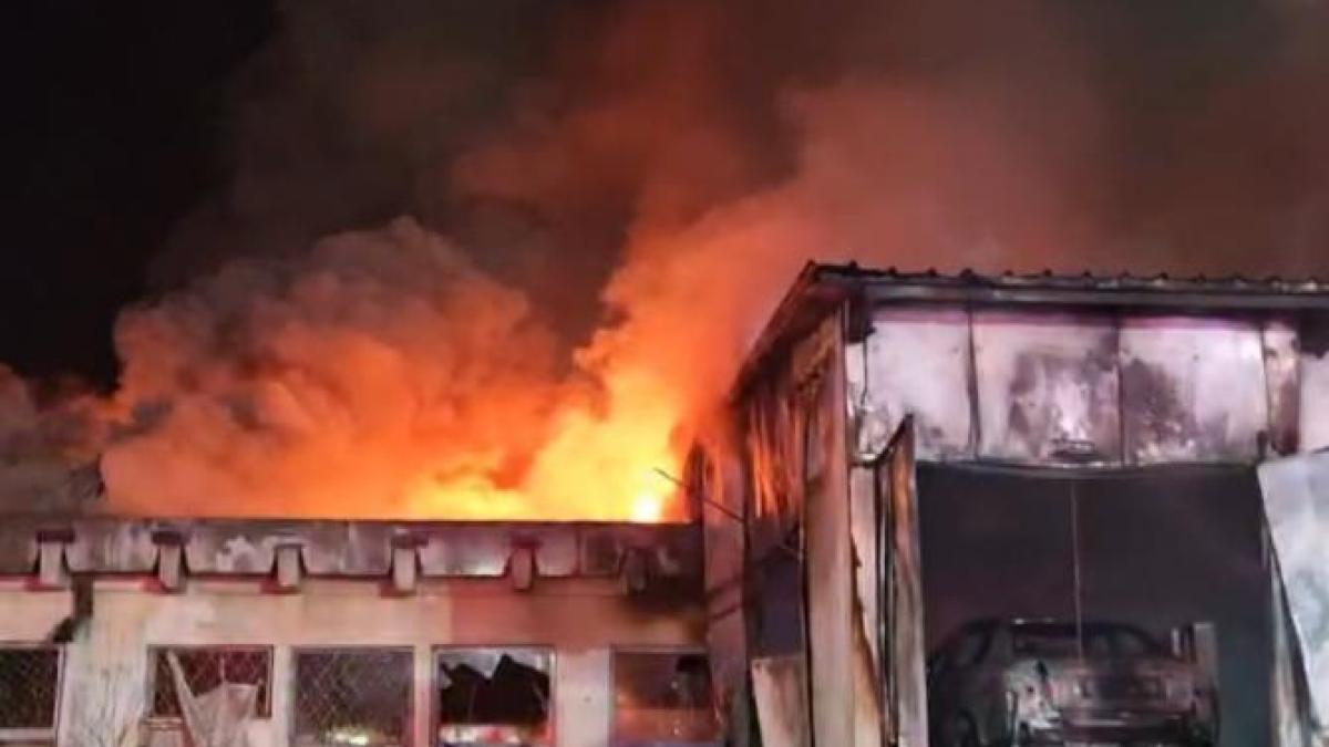 incendiu-amplu-la-un-service-auto-din-craiova--a-fost-emisa-avertizare-ro-alert_07462400