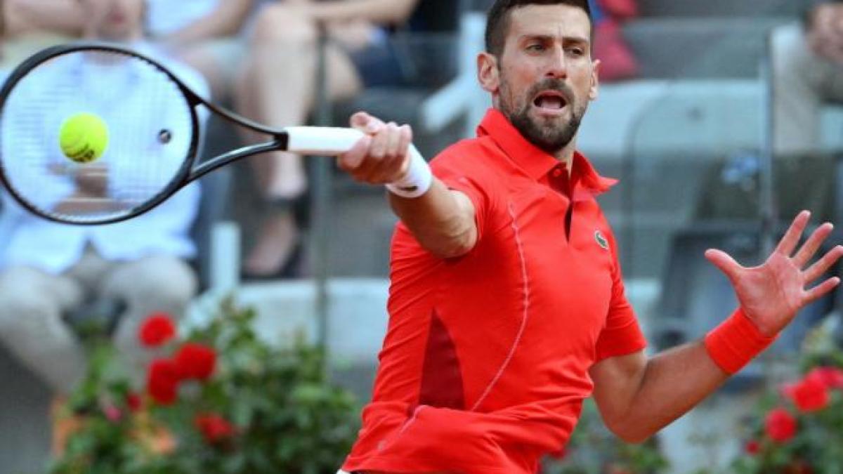 novak-djokovic--lovit-in-cap-de-o-sticla-de-apa-in-timp-ce-semna-autografe_83351400