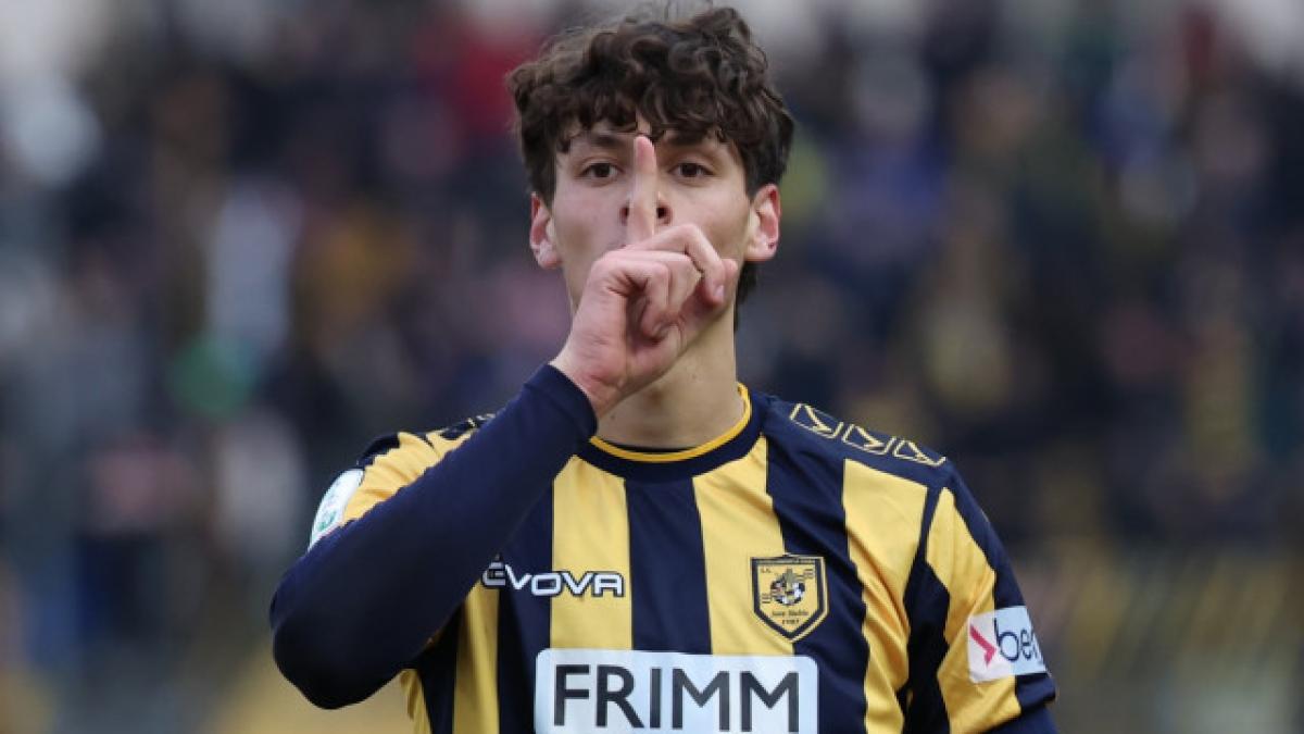 scene-socante-in-italia-stranepotul-lui-mussolini-a-marcat-un-gol-ce-a-fost-celebrat-cu-saluturi-fasciste-video_70080400