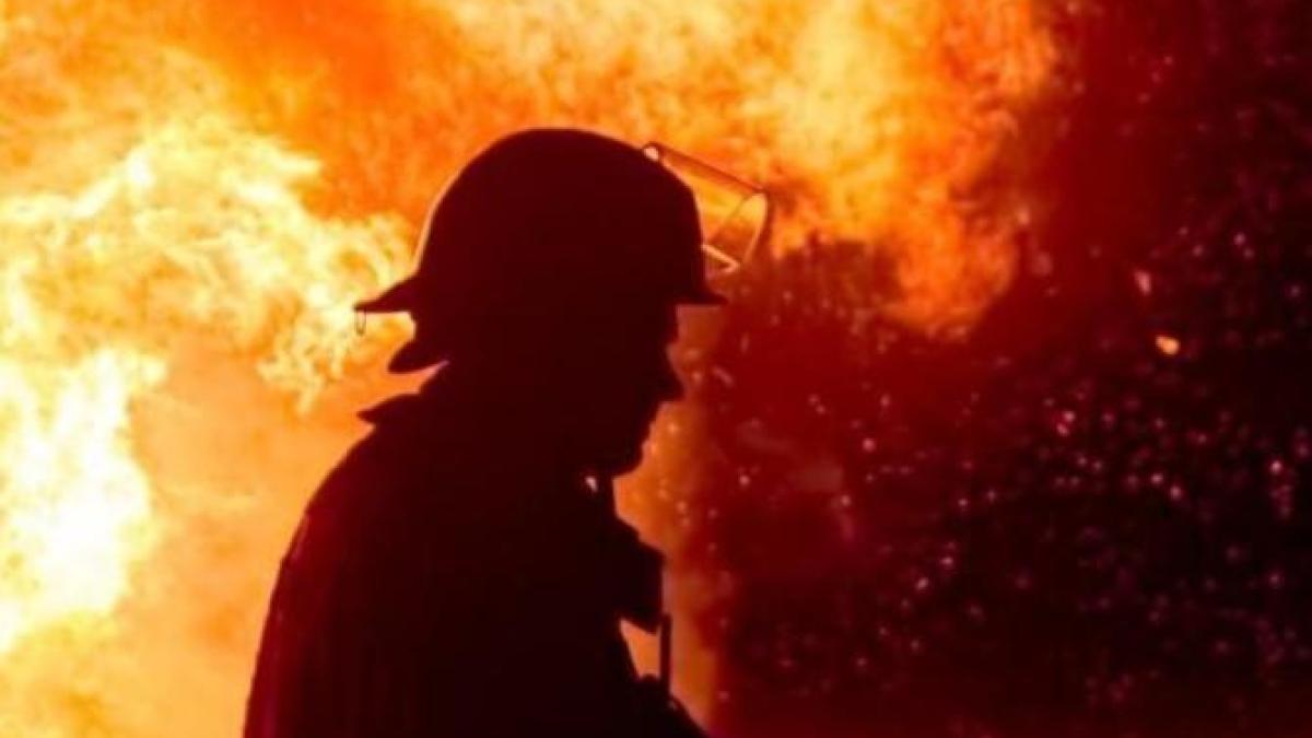 incendiu-puternic-la-un-service-auto-din-pitesti--nu-au-fost-identificate-victime_93768700