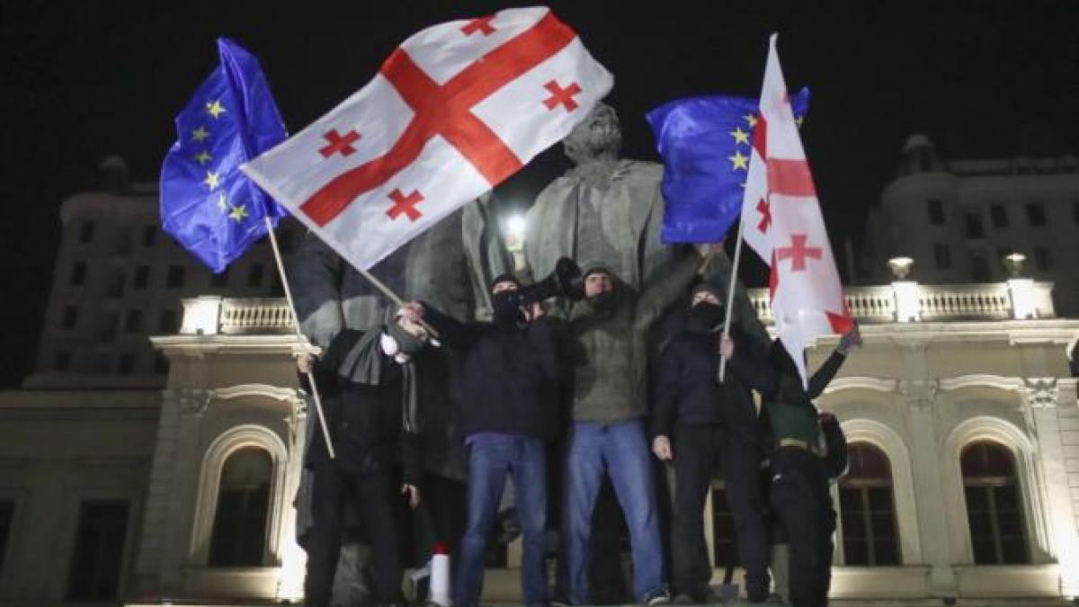 guvernul-georgiei-ameninta-presedintele-pro-vestic-al-tarii-cu-inchisoarea-daca-refuza-sa-paraseasca-functia-duminica-sa-vedem-cine-va-pleca_34003200