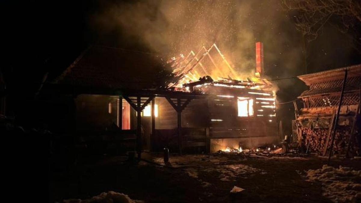 incendiu-de-amploare-la-o-casa-din-hunedoara--sapte-persoane-s-au-autoevacuat_68007800