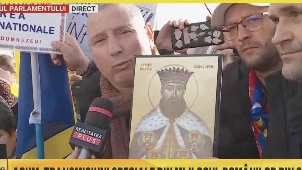 protestatar la ccr suntem stropiti cu avioanele suntem pulverizati cu otrava din cer il numeste pe georgescu roman de meserie desi presedintele ales a trait 10 ani in austria