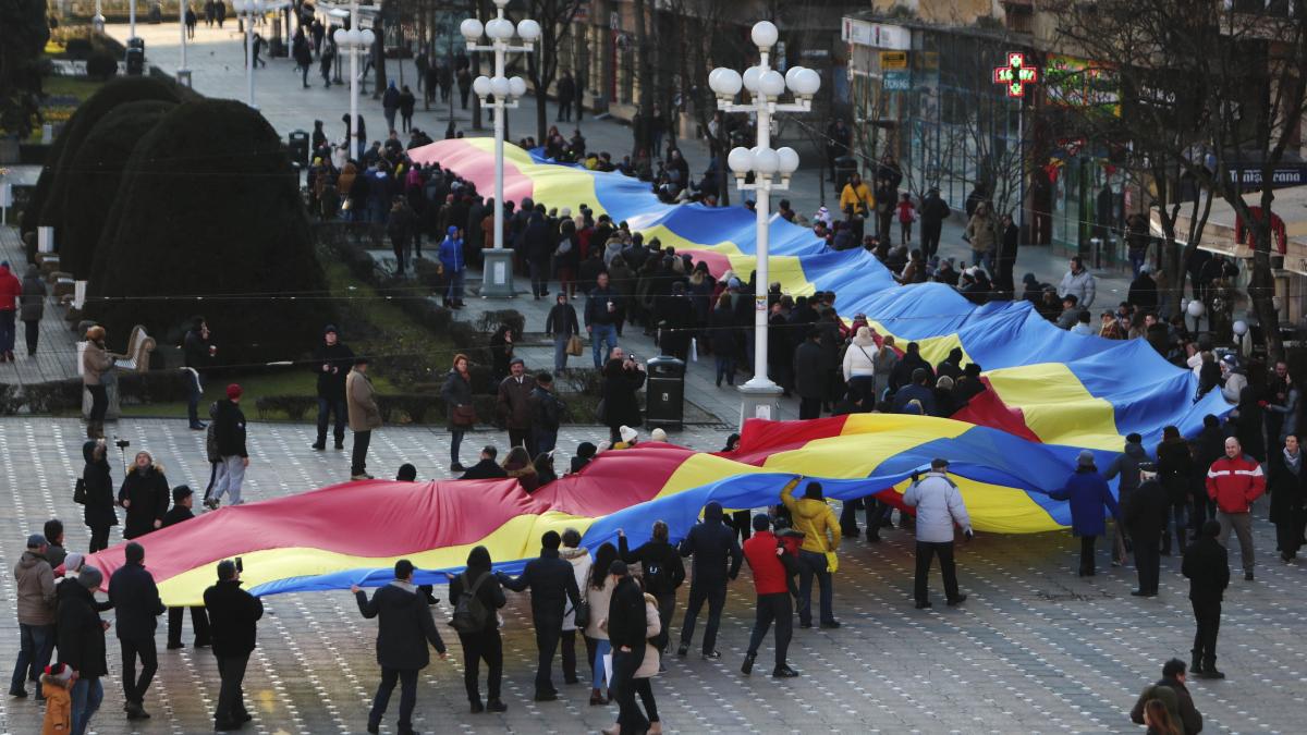 drapel-romania_inquam_photos_virgil_simonescu_05560400