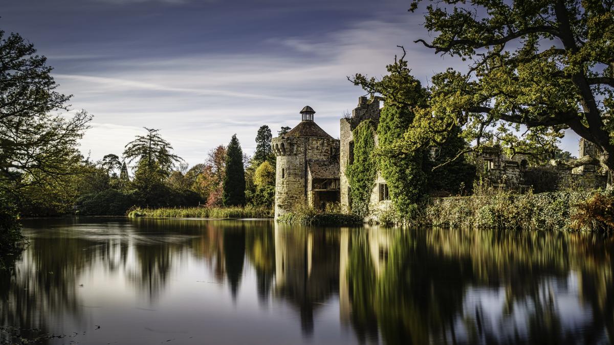 satul-desfiintat-de-comunisti--cu-doua-biserici-ramase-in-picioare--a-iesit-de-sub-ape--ce-istorie-ascunde-acest-loc-uitat_92469400