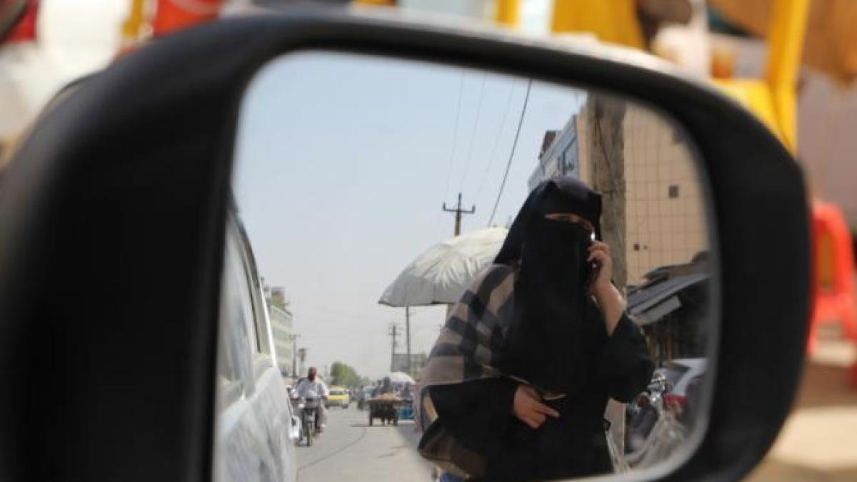 taliban-femeie-burqa_70780000