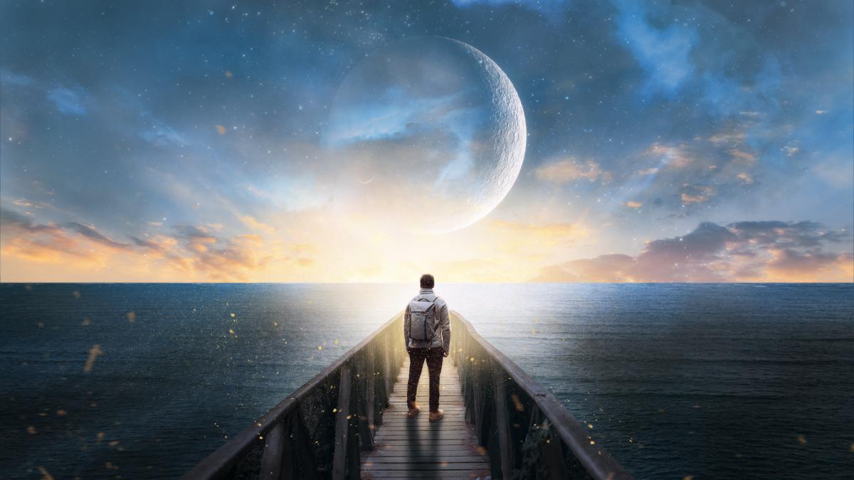 back-view-man-bridge_39092200