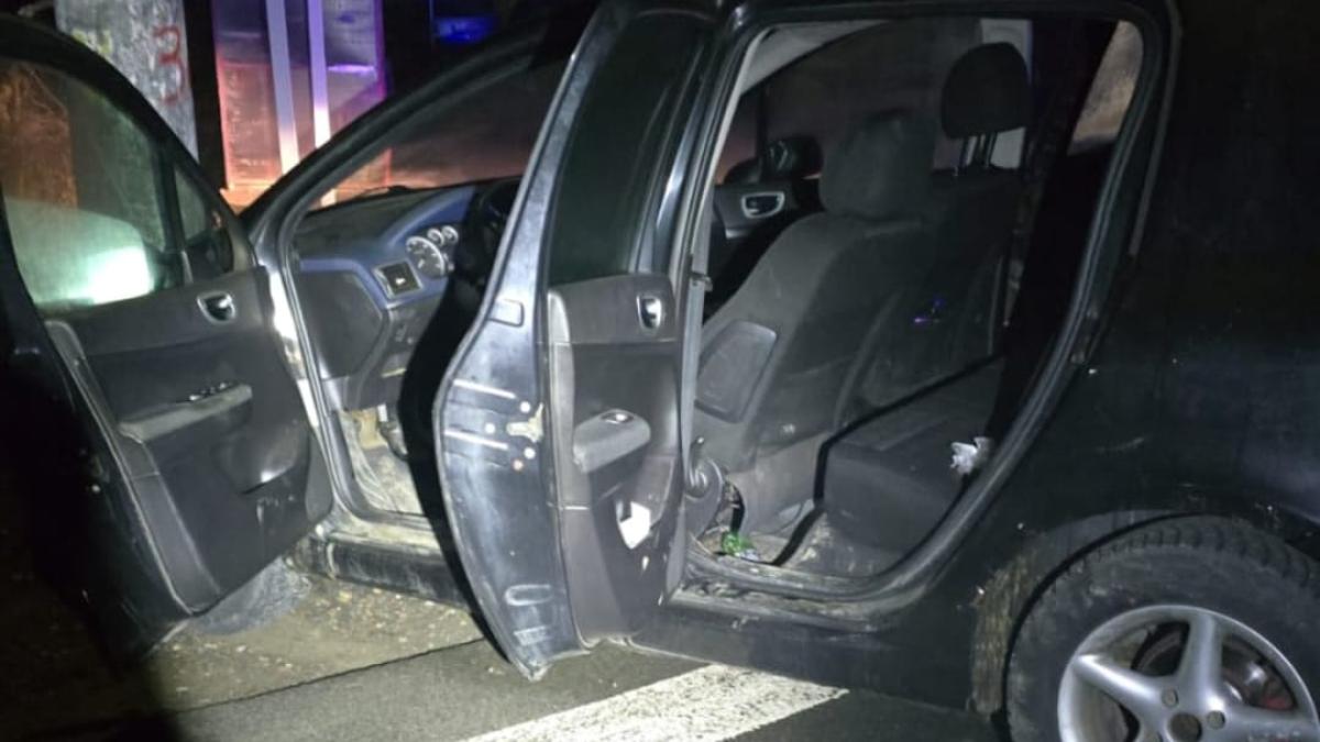 minor-de-15-ani--prins-la-volan-de-politisti--ce-a-facut-cand-a-vazut-politia--conducea-o-masina-fara-numere-de-inmatriculare_43592200