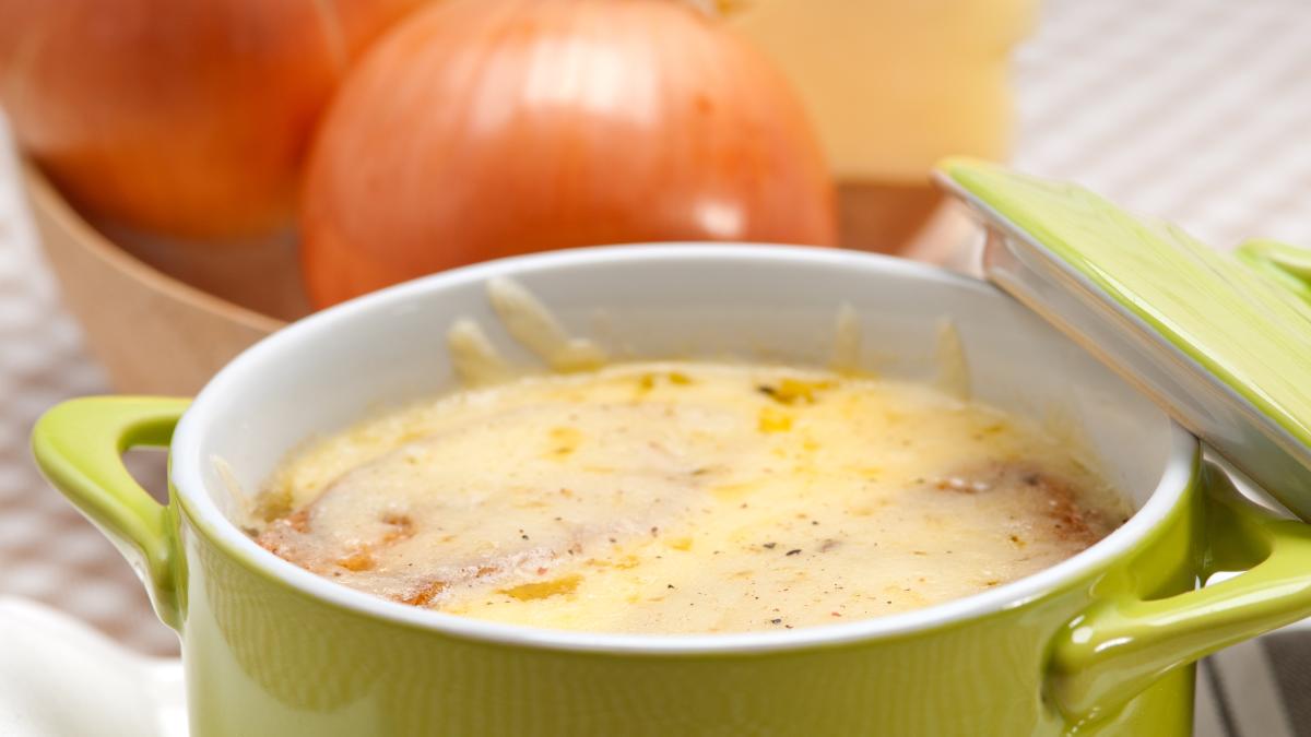 supa-de-ceapa-reteta-frantuzeasca--se-serveste-cu-cascaval-ras-presarat_60128000