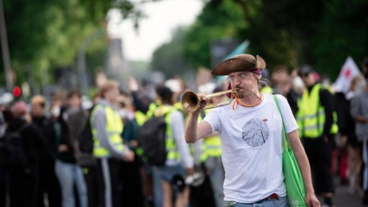 protest-in-germania--inaintea-congresului-afd--politia--atacata-de-demonstranti-2_47994900