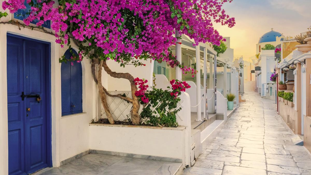 vacanta-de-o-luna-in-turcia--spania--maroc-si-grecia--mai-ieftina-decat-zece-zile-in-santorini--turistii-ocolesc-aceasta-destinatie--dar-si-mykonosul-nu-merita_47654500