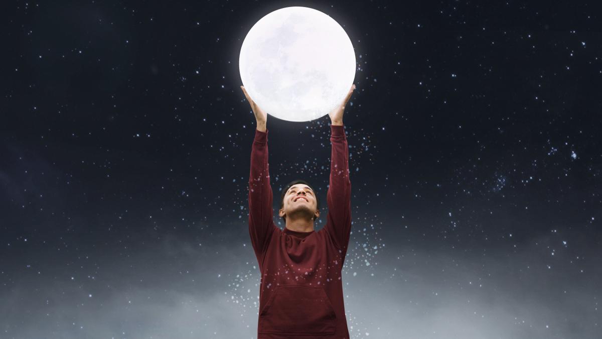 child-holding-moon_74296700