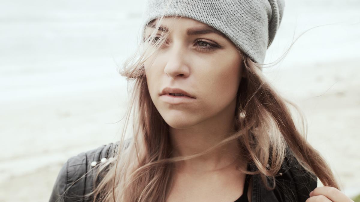 close-up-young-woman-with-grey-cap_11160900