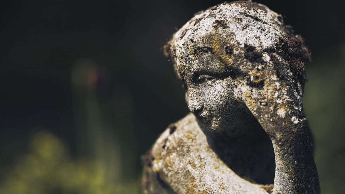 closeup-shot-rust-mossy-stone-statue-female_181624-7270_83751000