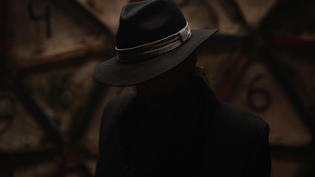 barbat-ascuns-ascunzatoare_69904800