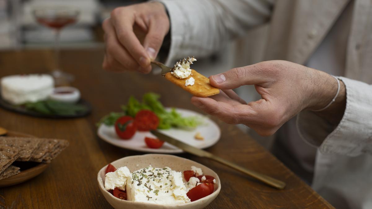 mancare-eating-fresh-cheese_93666500