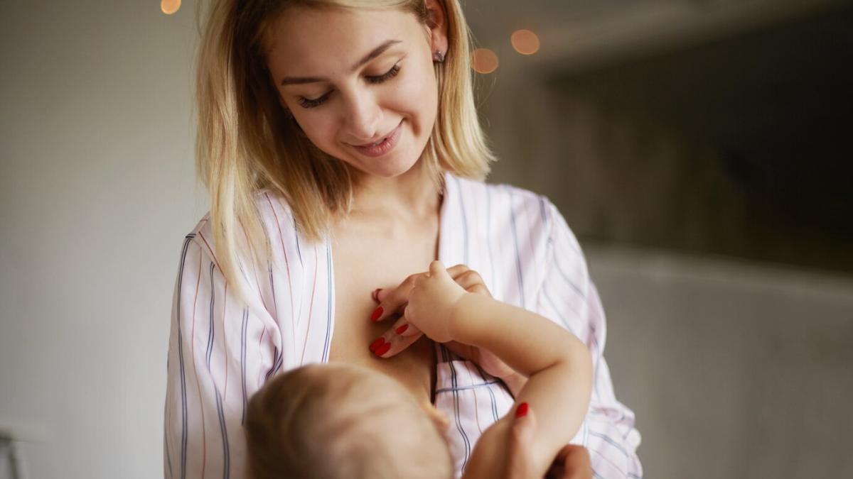 back-view-adorable-six-month-old-infant-drinking-breast-milk-attractive-young-european-woman-home-clothing-cradling-her-baby-daughter-arms-breastfeeding-her-enjoying-deep-connection_344912-51_13527300