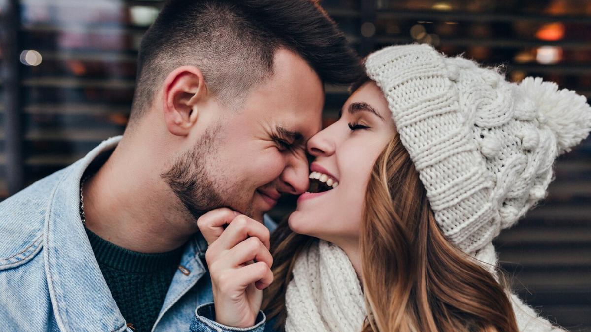 close-up-portrait-debonair-woman-knitted-hat-playfully-posing-with-boyfriend-cute-european-couple-fooling-around-street-cold-day_197531-8335_30577000