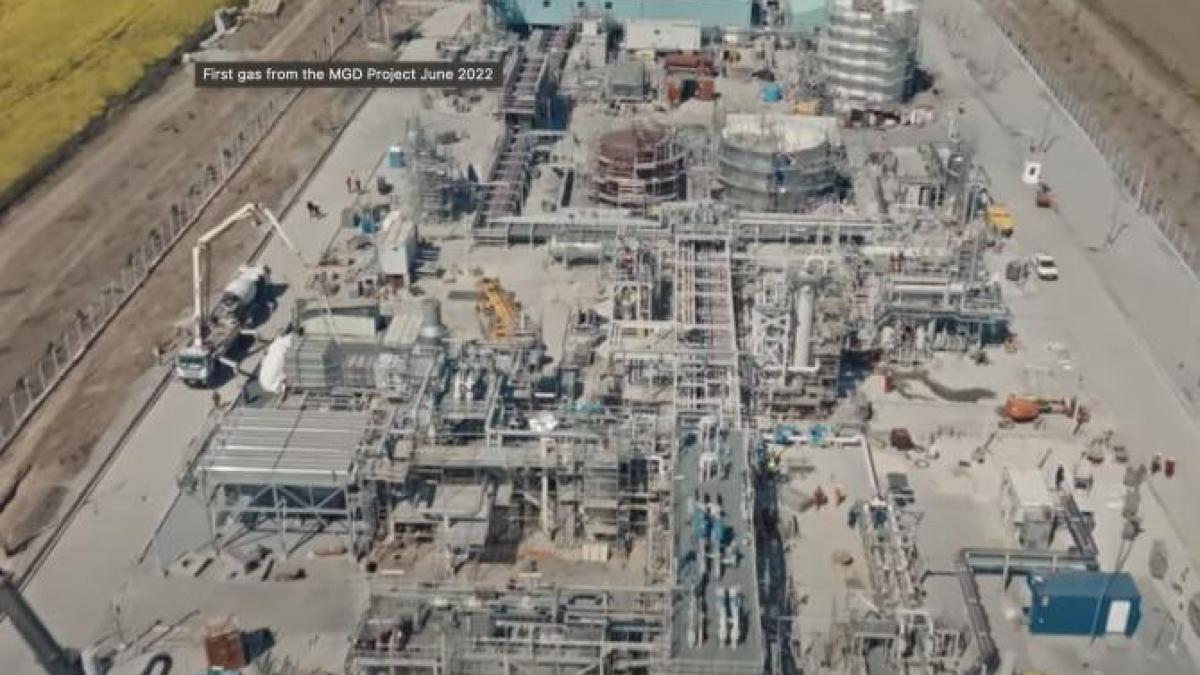 black-oil-and-gas_94003100