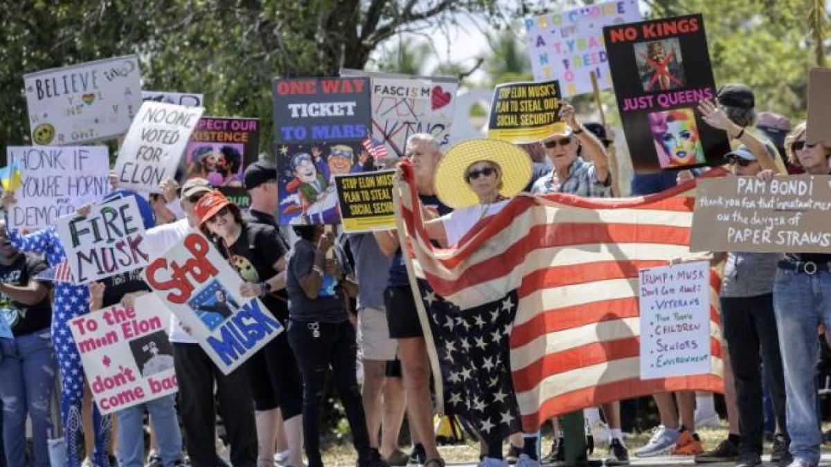protest-anti-elon-musk_49390200