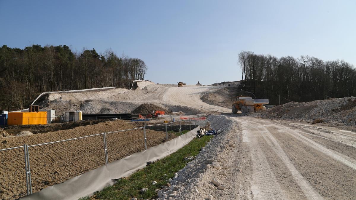 motivul-pentru-care-in-romania-implementarea-proiectelor-de-infrastructura-dureaza-ani-in-loc-de-luni--ionut-savoiu_47564400