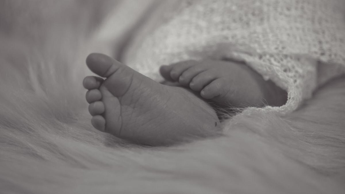 copil-low-section-baby-sleeping_82781800