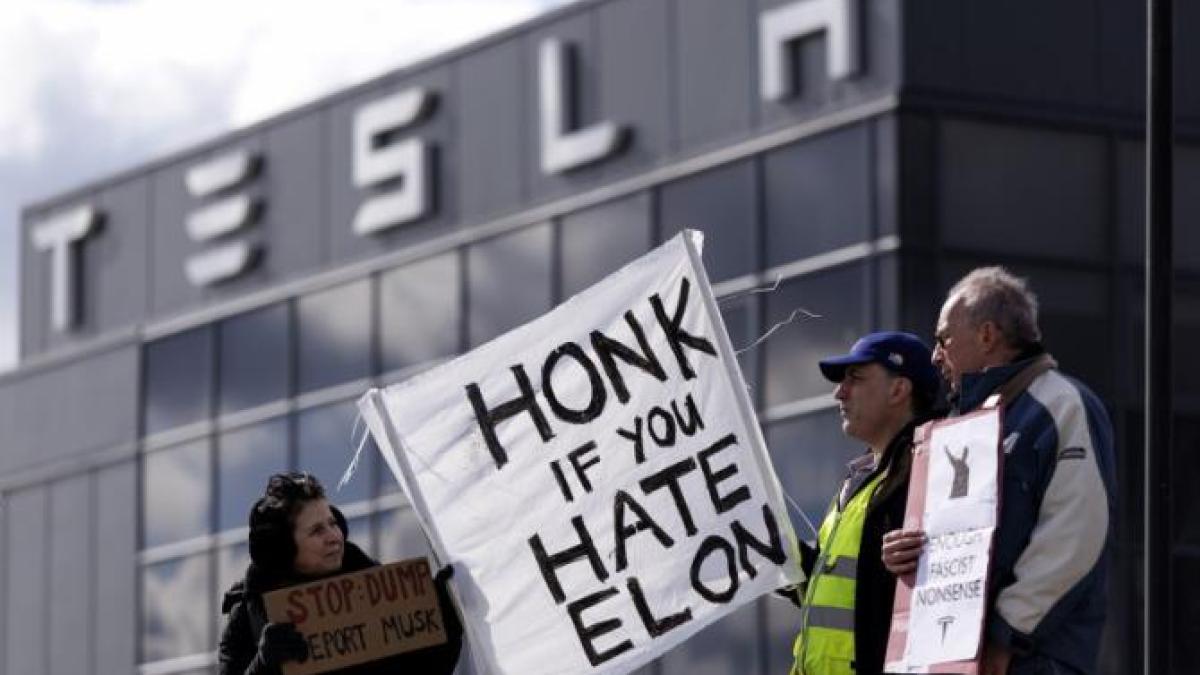 tesla-elon-musk_87017400