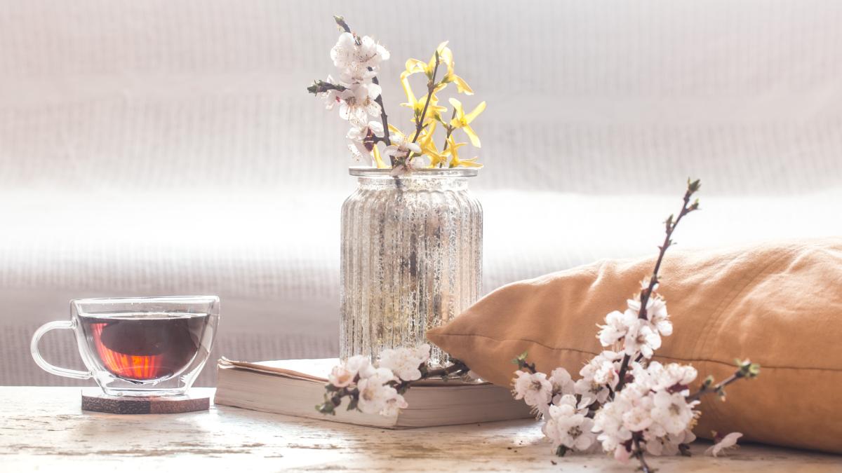 home-decor-living-room-cup-tea-with-spring-flowers_13852800