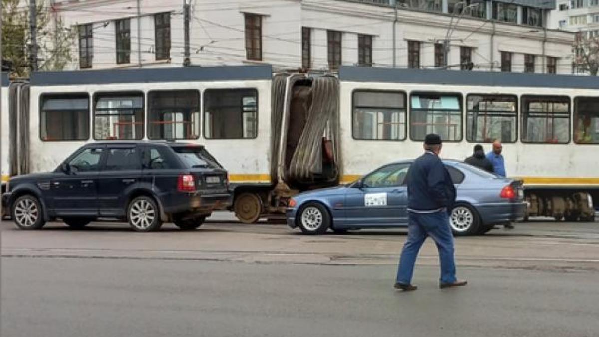 circulatia-tramvaielor-1--10--19--23-si-27--blocata--dupa-ce-un-tramvai-a-deraiat_12506700
