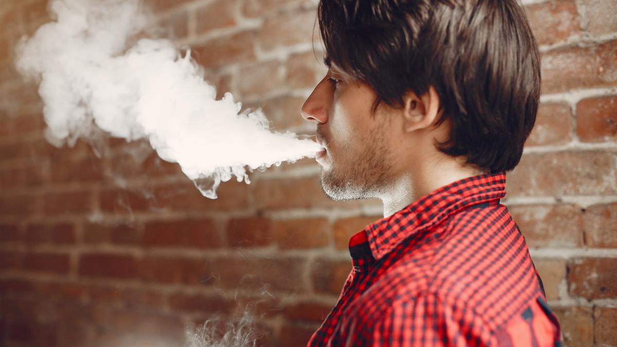 nicotina-stylish-elegant-man-city-with-vape_15223800