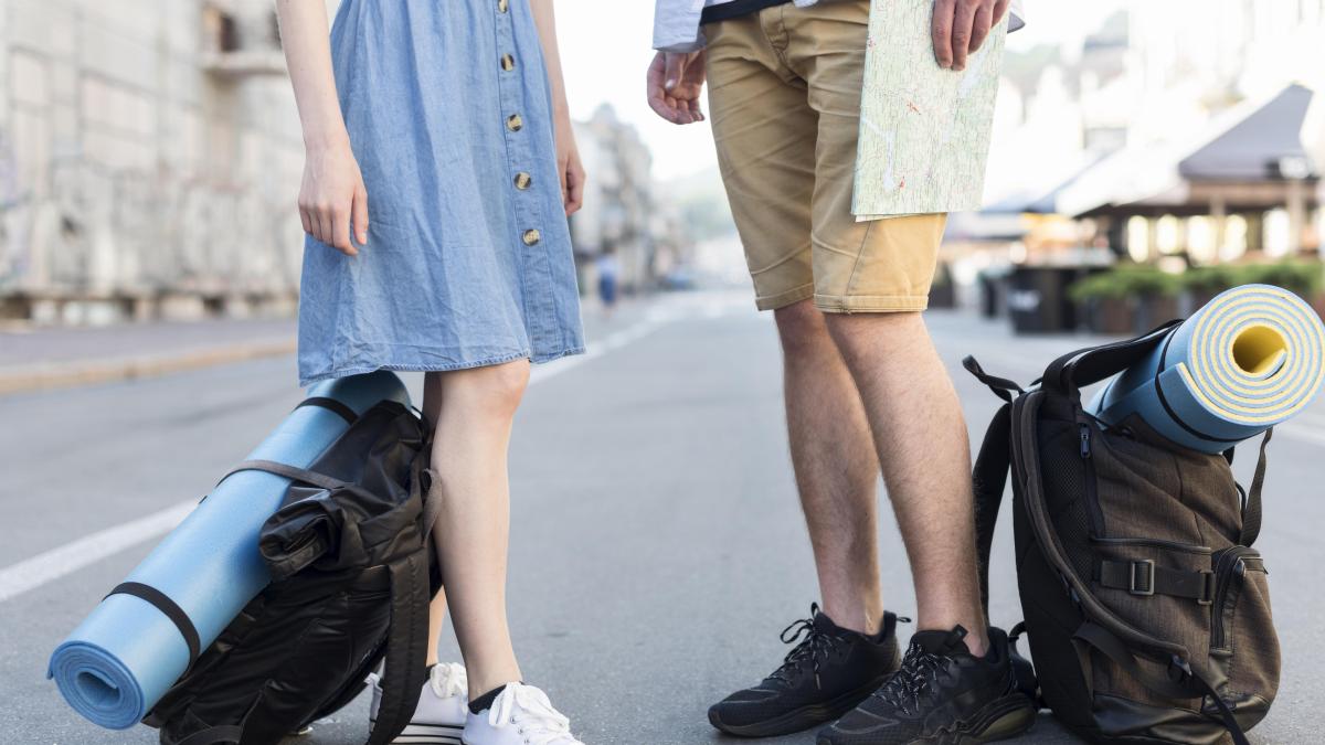 tourist-couple-outside-with-backpacks_05286000