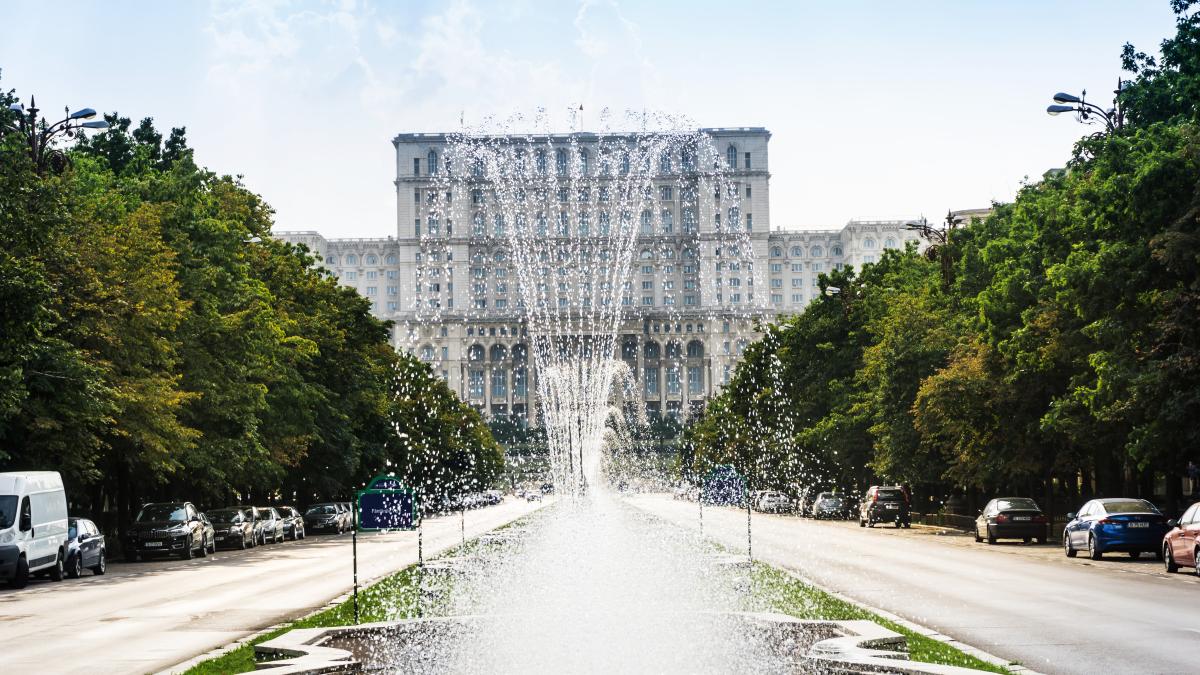 fountain-city-against-cloudy-sky_16467200