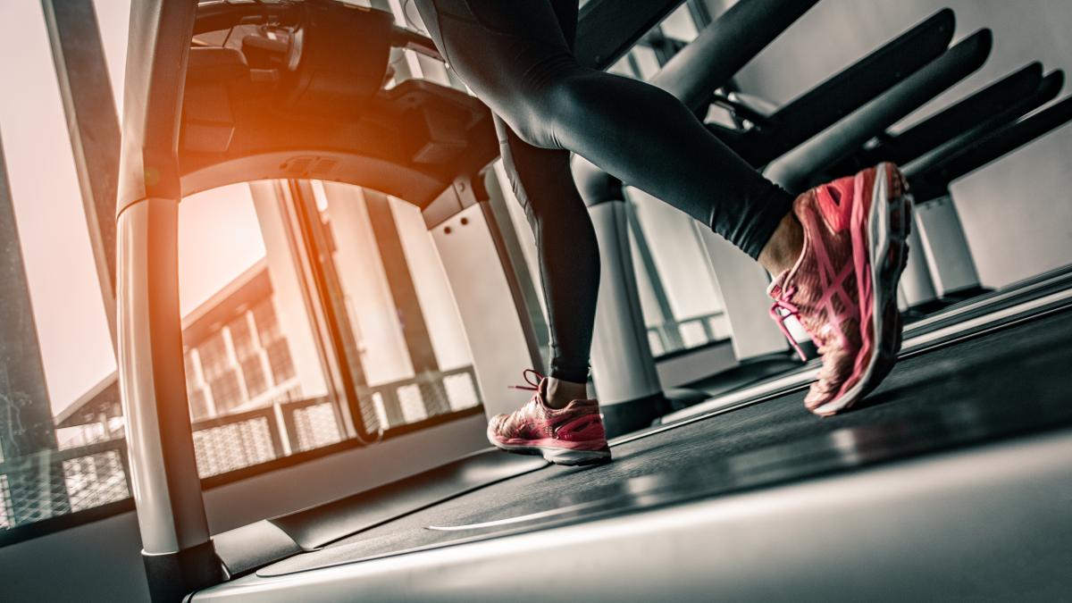 close-up-shoe-women-running-gym-treadmill-exercising-concept-fitness-healthy-lifestyle_27475700
