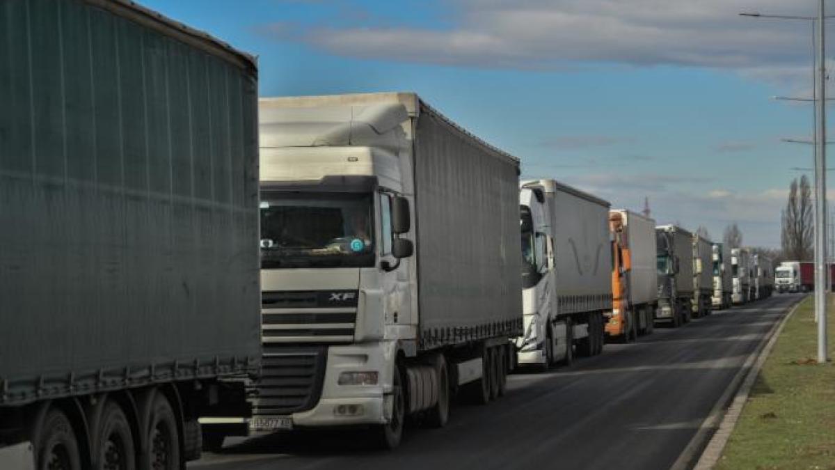 coada-imensa-la-vama-giurgiu-ruse--intarzieri-de-200-de-minute-stam-de-2-ore-la-iesirea-din-romania-spre-bulgaria--nu-am-ajuns-nici-macar-sa-platim-taxa-de-pod_42498300