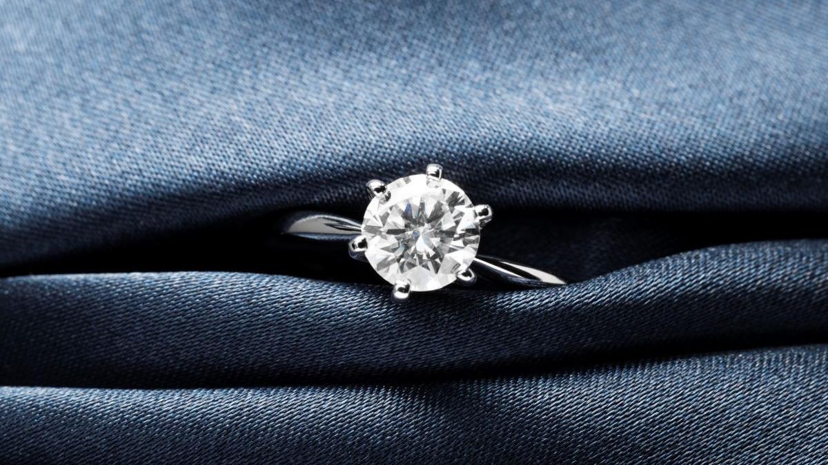 beautiful-engagement-ring-with-diamonds_00705200
