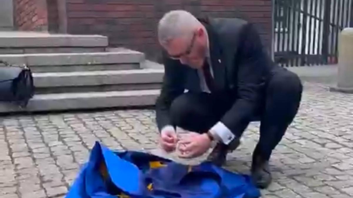 grzegorz-braun--candidat-prezidentiale-polonia--eurodeputat--arde-steagul-ue_03619100