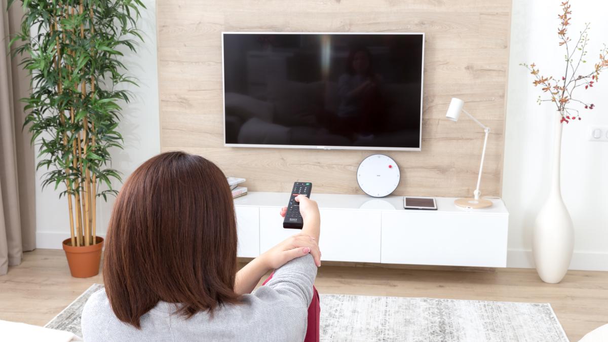 televizor-telecomanda-femeie_05824700