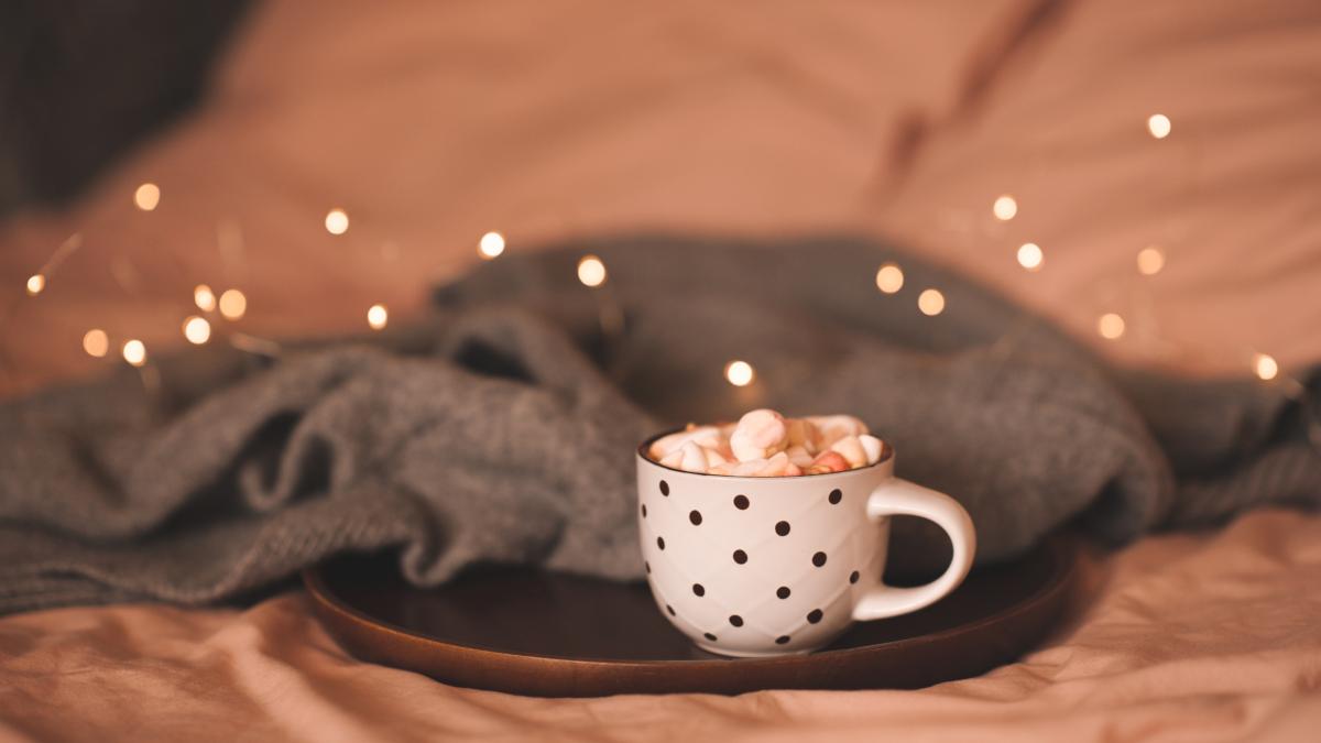 close-up-coffee-cup-bed_24659000
