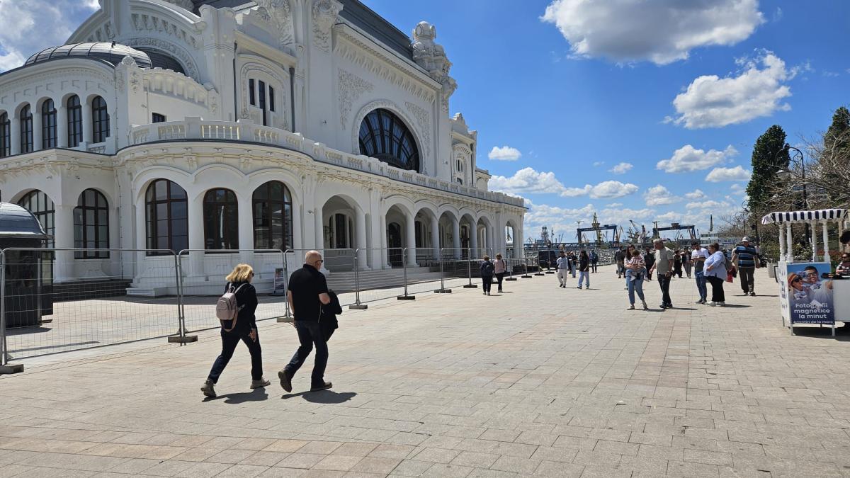 e-soare--e-cald-si-romania-isi-alege-presedintele-faleza-din-constanta-plina-de-oameni-care-au-votat-sau-urmeaza-sa-o-faca-e-usor-sa-zici-toti-sunt-la-fel-1_13958100