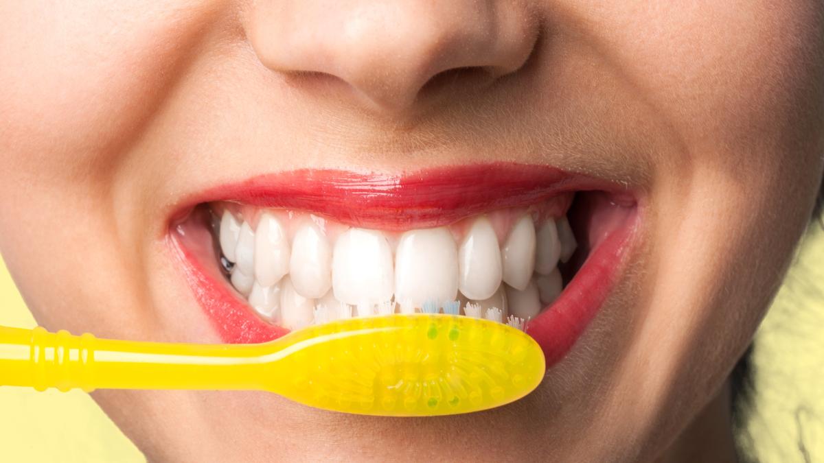 teeth-with-tooth-brush---dinti-zambet_33405800