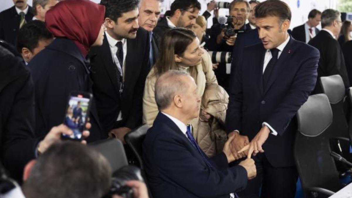 scena-bizara-la-tirana--un-nou-viral--erdogan-i-a-tinut-degetul-lui-macron-timp-de-13-secunde-in-fata-presei--gesturile-de-putere-explicate-de-un-specialist-video_32908800