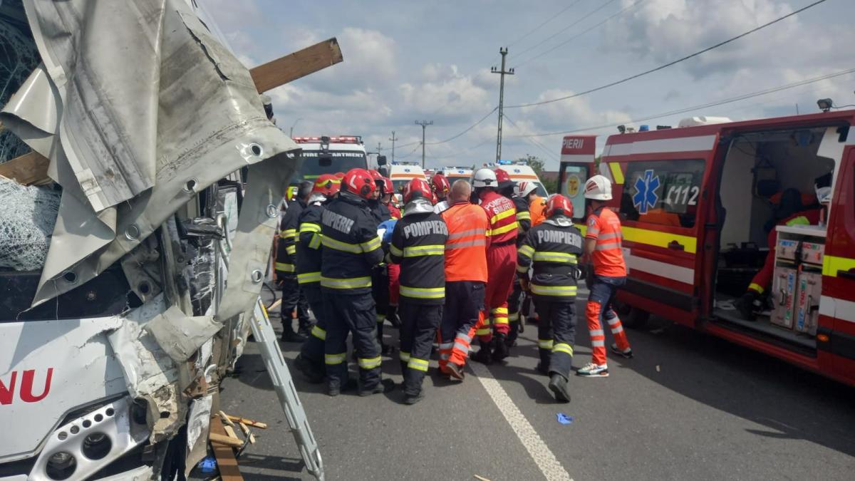 accident-grav-intre-un-tir-si-un-autocar-cu-20-de-pasageri--a-fost-activat-planul-rosu-de-interventie-1_82286300