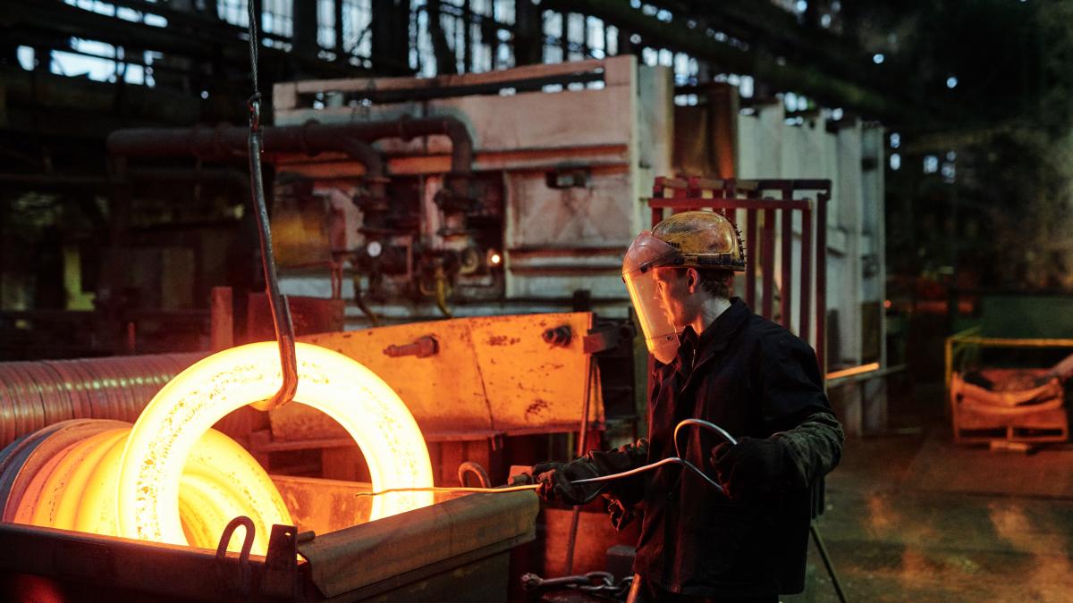worker-melting-metal_54142500