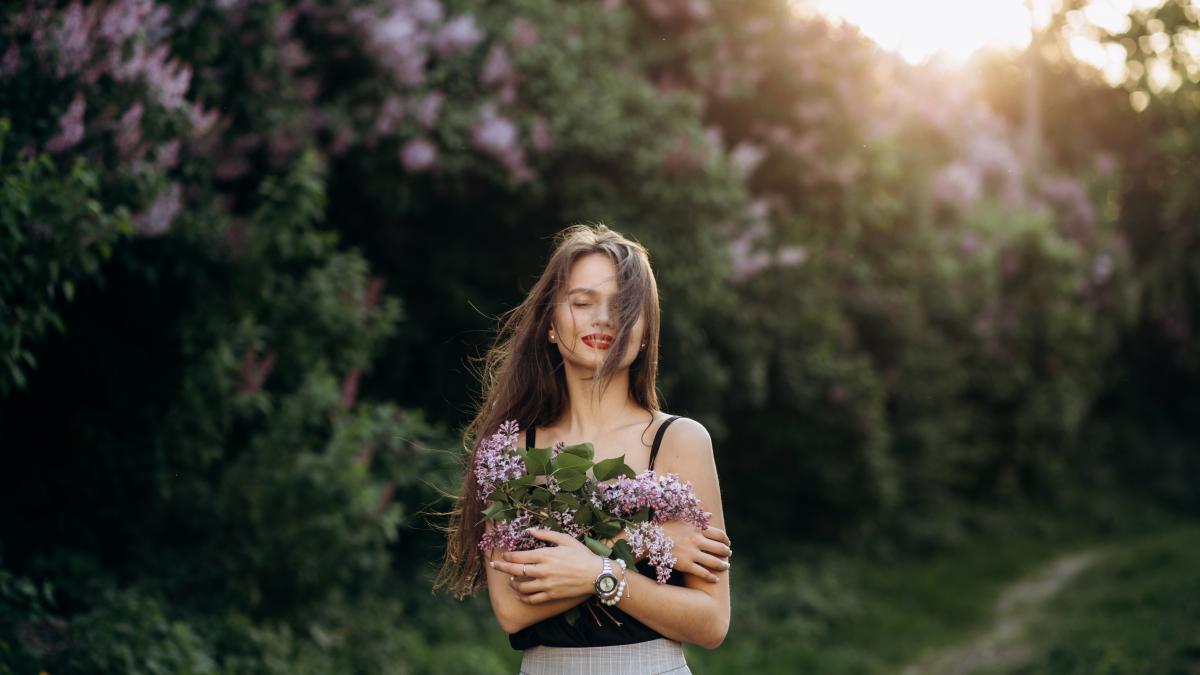 charming-girl-stands-park-keeps-bouquet_47770000
