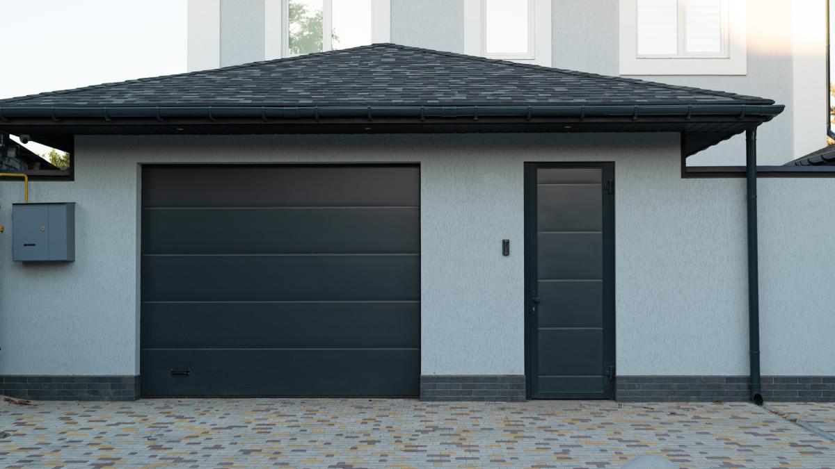 automatic-roller-blinds-garage-private-house-private-housing-appearance_91877100