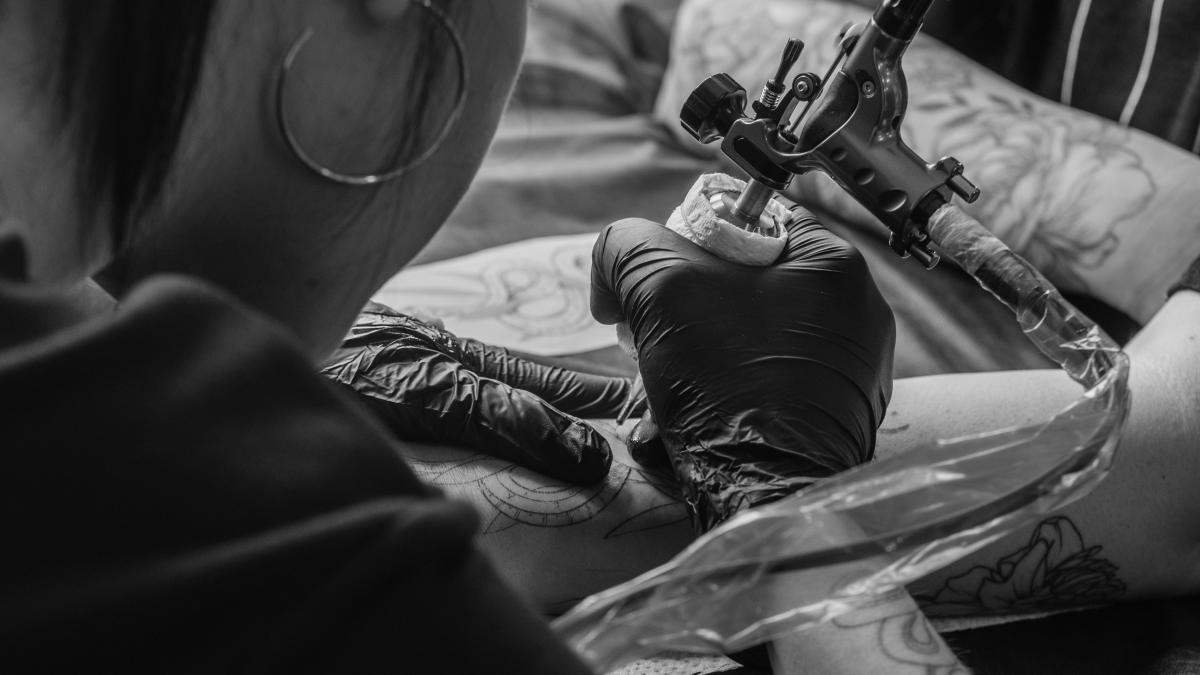 tattoo-artist--tatuaj_99071400