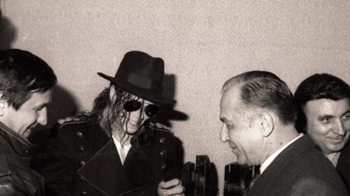 cantaretul-american-michael-jackson--supranumit-regele-muzicii-pop--care-va-sustine-un-concert-in-cadrul-turneului-dangerous--a-fost-primit-de-presedintele-ion-iliescu--la-palatul-cotroceni-_57091800