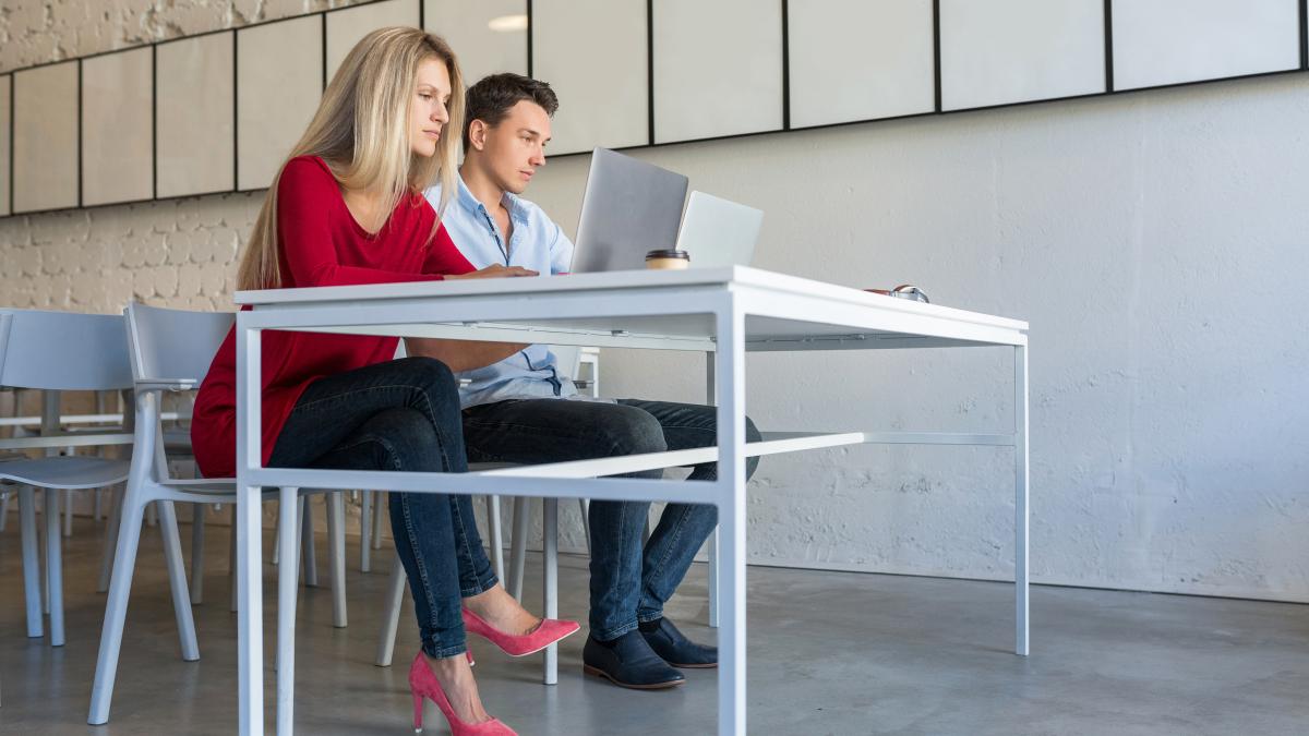 job-femeie-barbat-stand-jos-young-man-woman-working-laptop-open-space-co-working-office-room_98529900