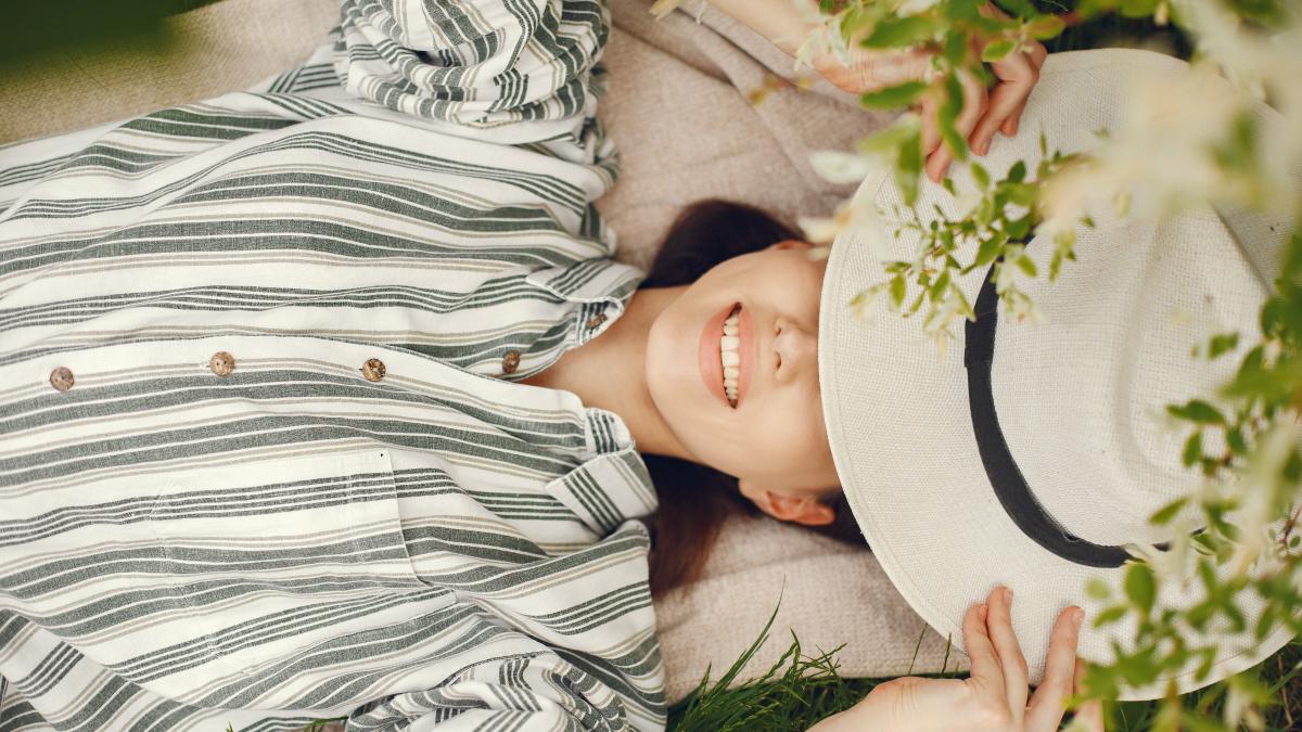 stylish-woman-spending-time-spring-park_27393100